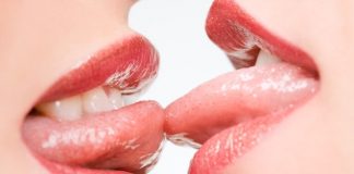 Поцелуй с языком с девушек